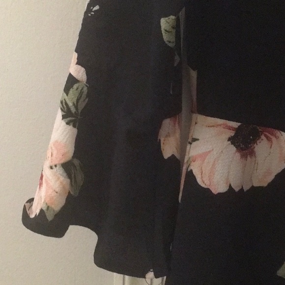 AX Paris, women’s V-neck bell sleeves, size 8 - Picture 3 of 4